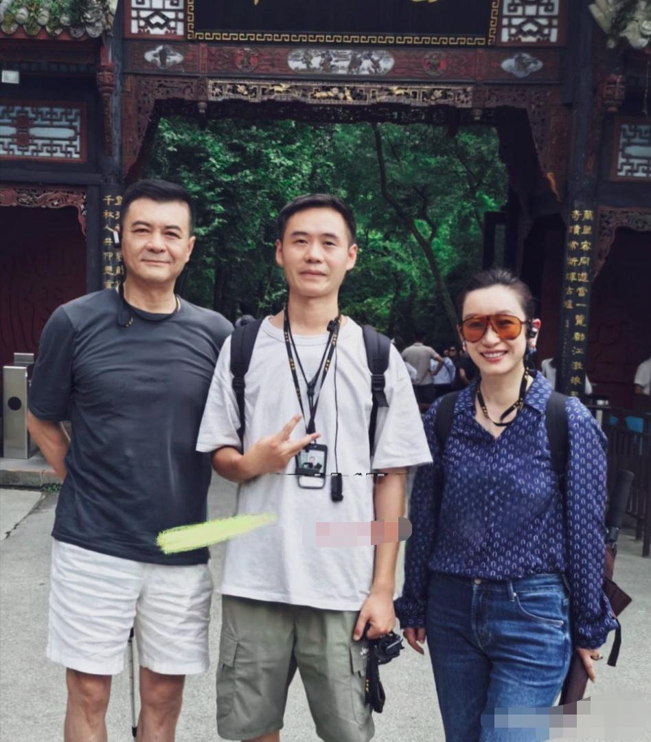 秦海璐王新军夫妻二人四川旅行。
王新军，双手背在身后，面露浅笑，自带成熟稳重感。