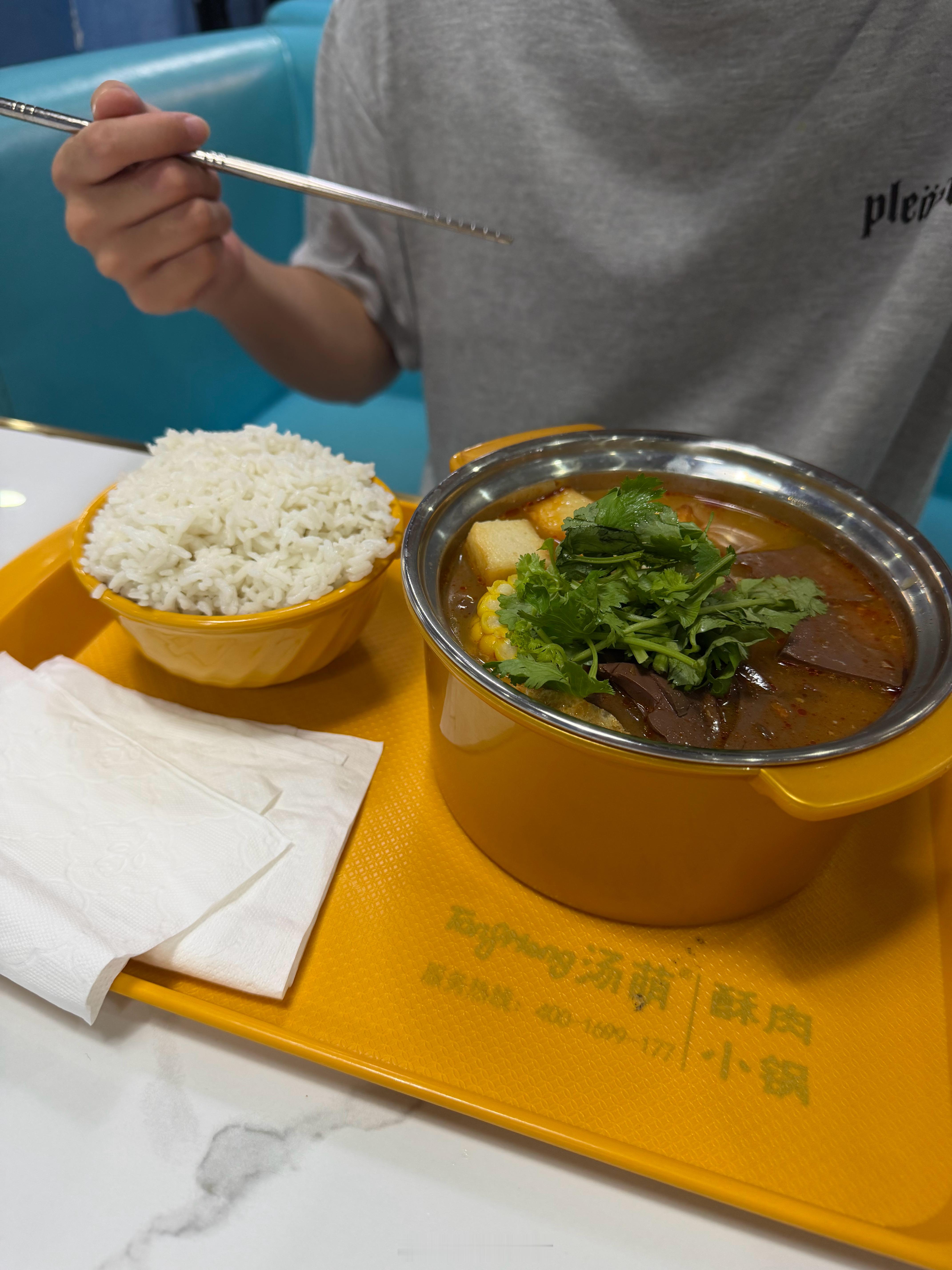 某人在家不吃晚饭 偏偏来学校吃（我已经在家吃完了 