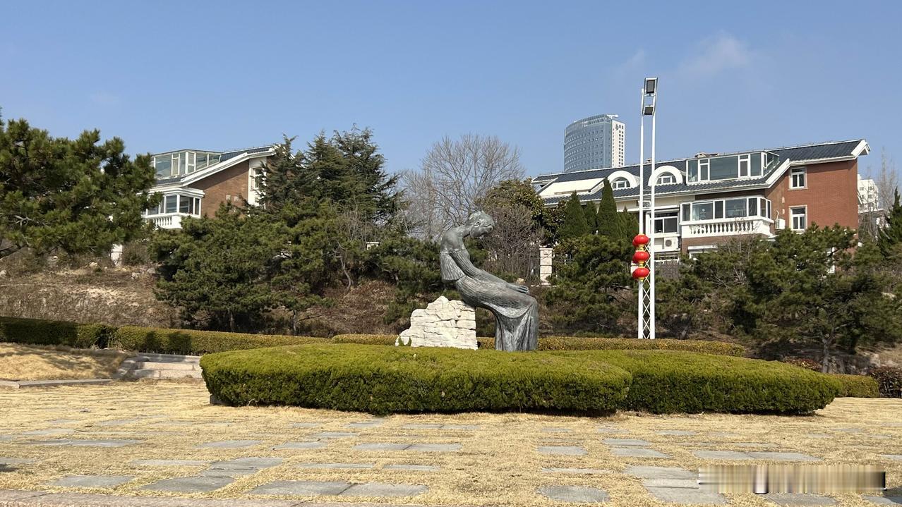 青岛东海东路，是沿着市区滨海的一条景观大道。分东、中、西三条线路，建议从西往东走