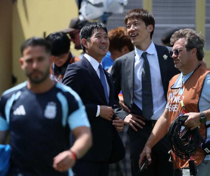 世界杯 林陵平总结美加墨——1.控球的新变体是跑位换位和高位逼抢，最强的防守是阻