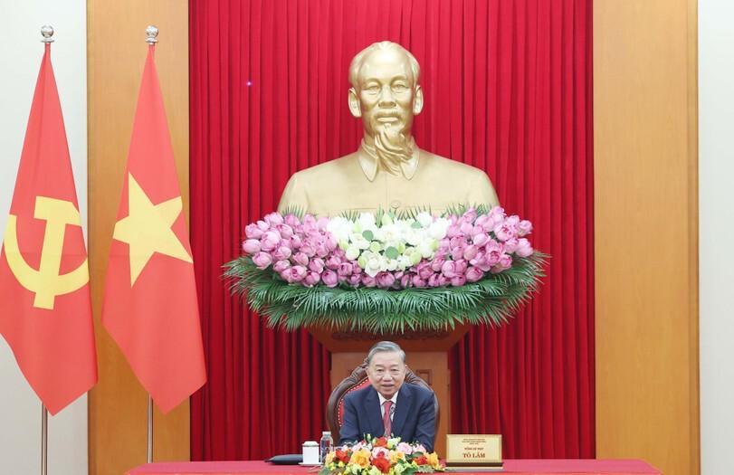 越南真是令人无语，美国曾经大力扶持南越的亲美政府，围剿北越政权，千方百计阻止越南