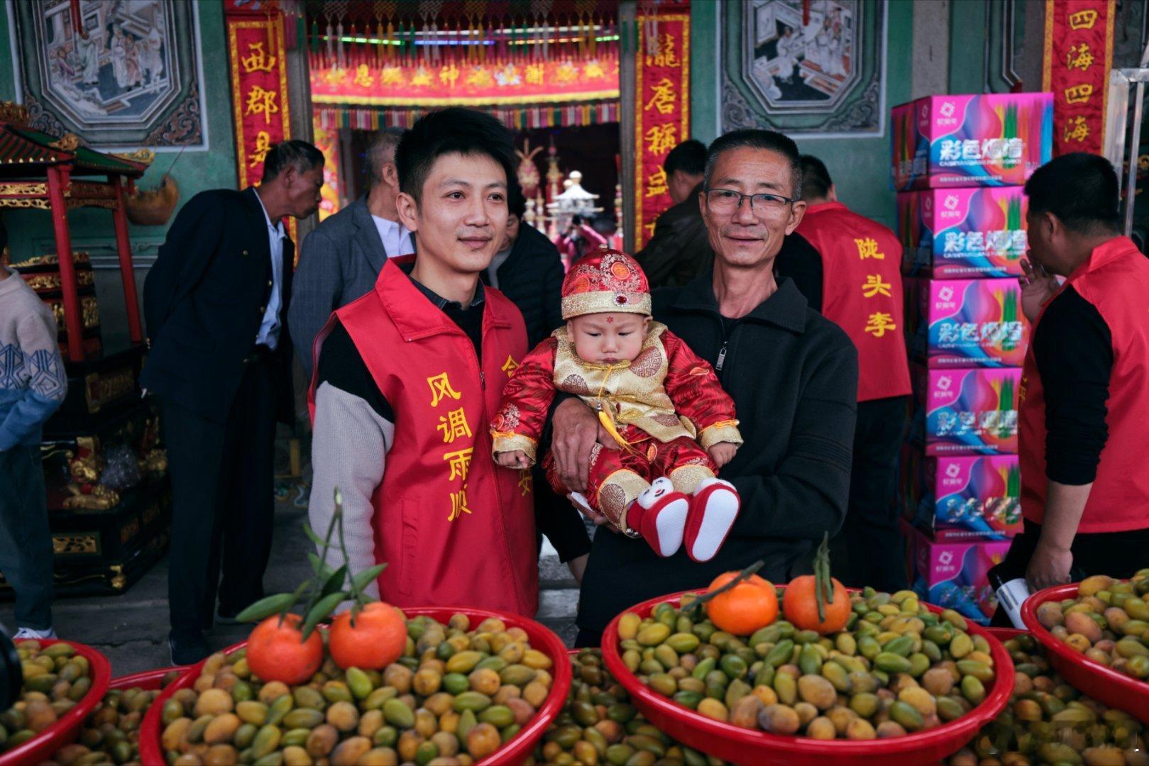 潮汕地区，春节正月里有一项别具一格的传统活动——抢橄榄。正月初九，下午村民们早早