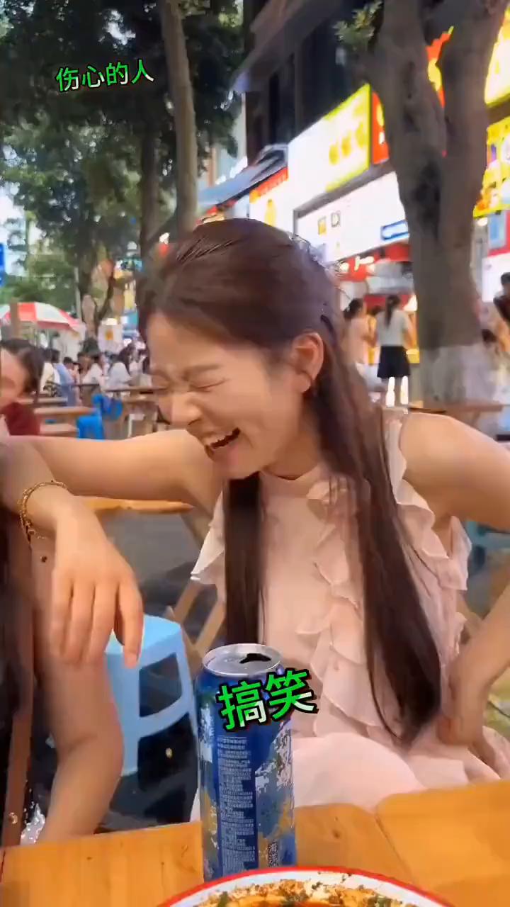 伤心的人。
有钱人真多，不开奔驰开宝马。