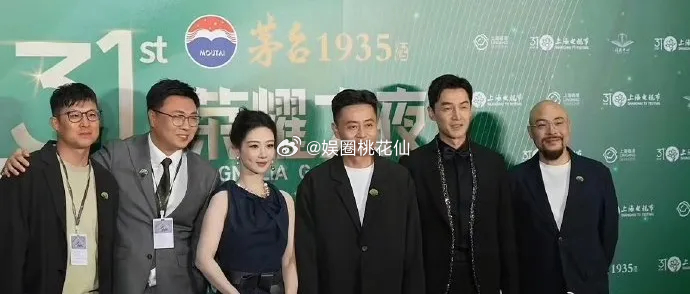 杨紫和胡歌一起出席活动，两位都穿了深色的衣服，看上去还很般配。杨紫这次搭配了一件