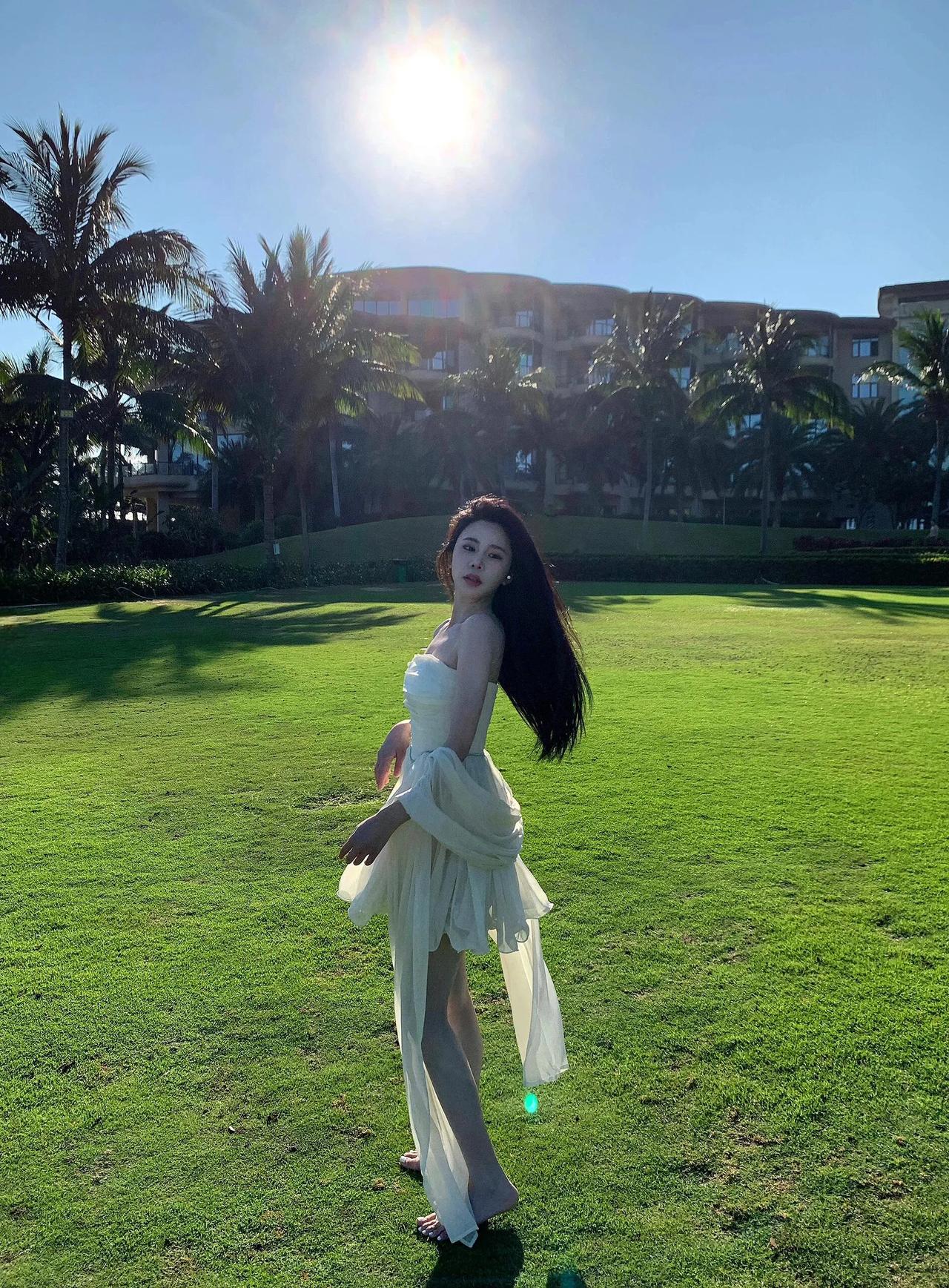 阳光下的白裙少女美女海边风景 海风吹拂