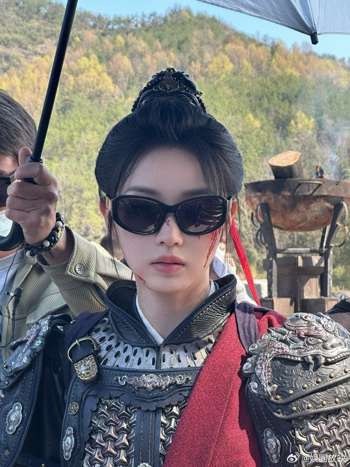 田曦薇战损破碎版雪地里背着谢征的那滴泪太绝了！从眼角滑落的瞬间，破碎感直接拉满，