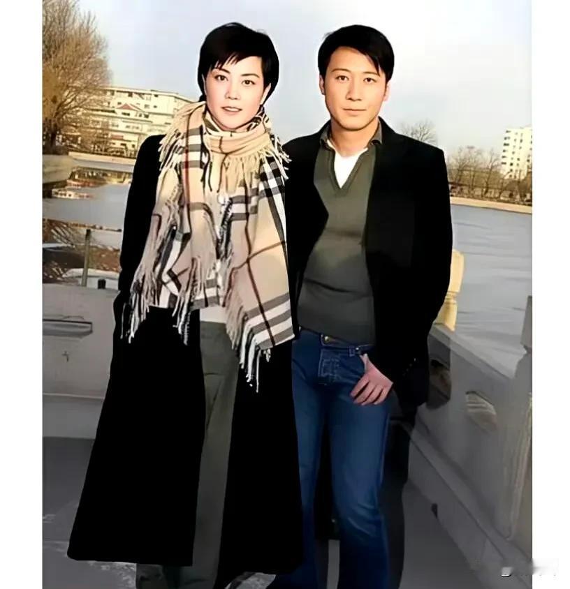 2004年，35岁的王菲和38岁的黎明在北京后海同框。
王菲一直是华语乐坛的传奇