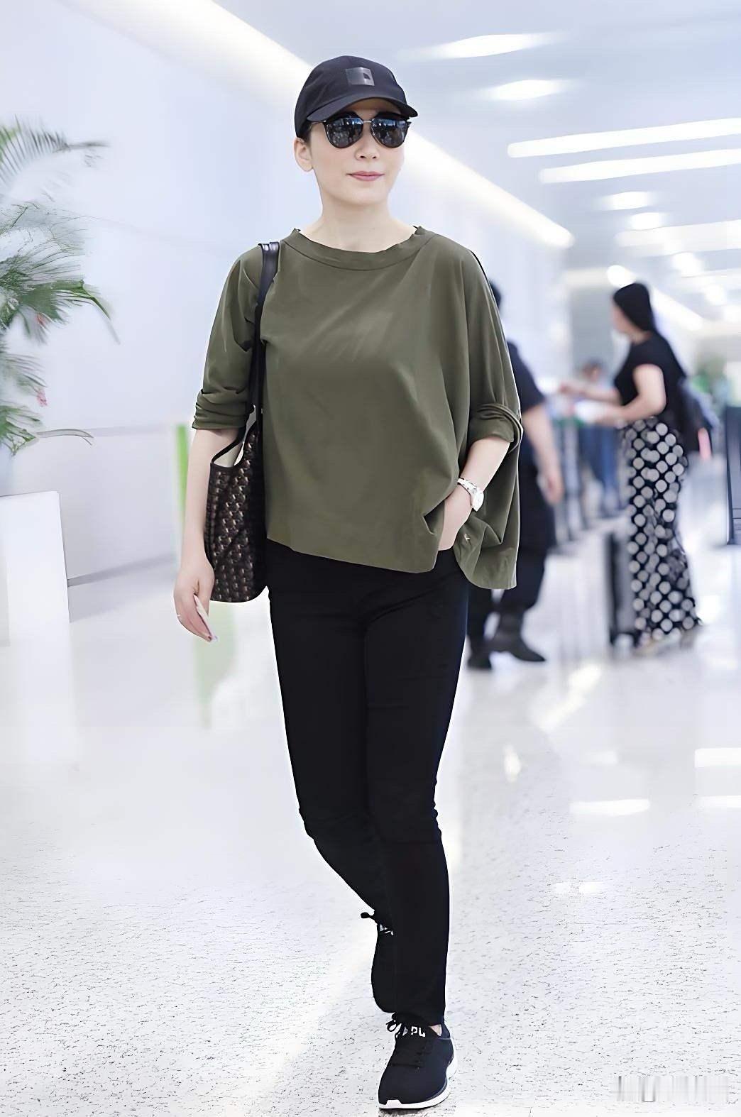 俞飞鸿太懂大妈穿搭了！军绿T恤配小黑裤，休闲舒服还时髦。 ​​​