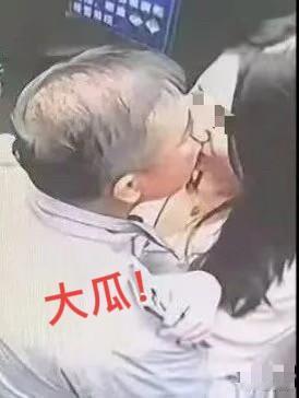 早有预谋！当董事长和网红美女亲嘴时，明显可见是女方主动发起，全程面带笑意……
