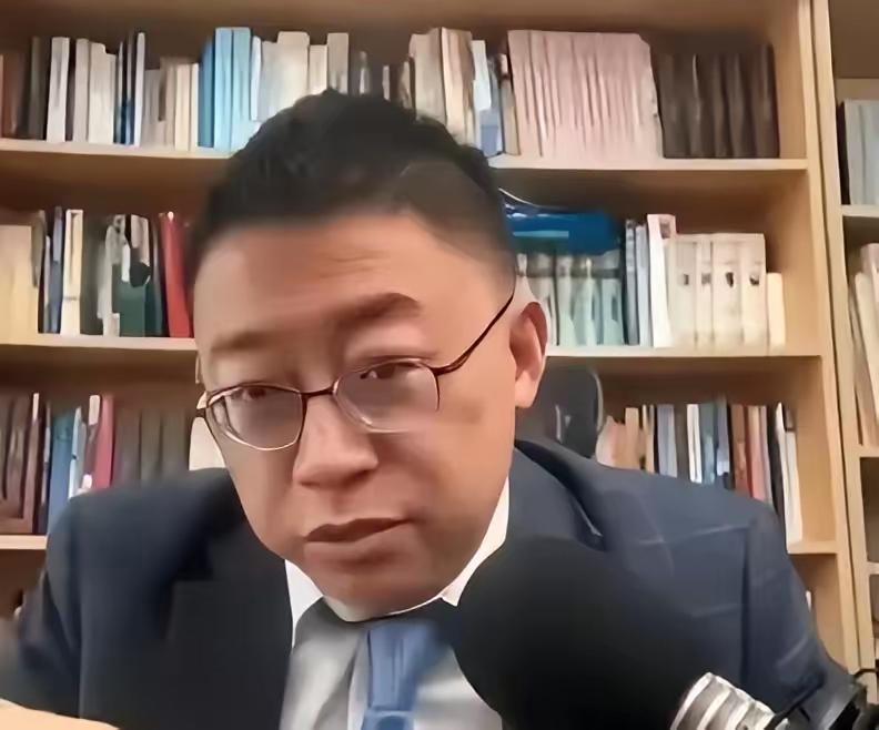 沈逸把话筒拍在桌上那一下，我耳机差点炸掉。
他说得直白：境外钱不是不能拿，得先问