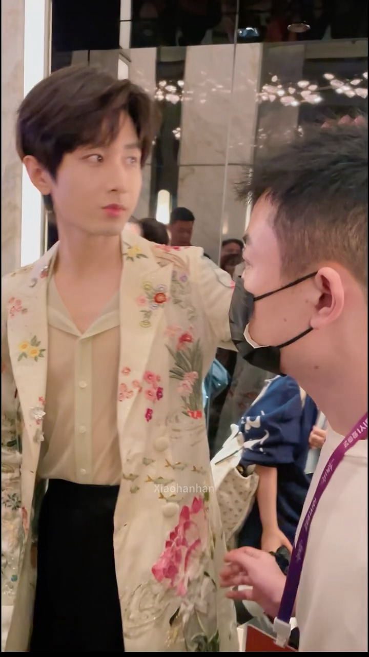 成毅  我一直盯着胸前看，根本移不开成毅