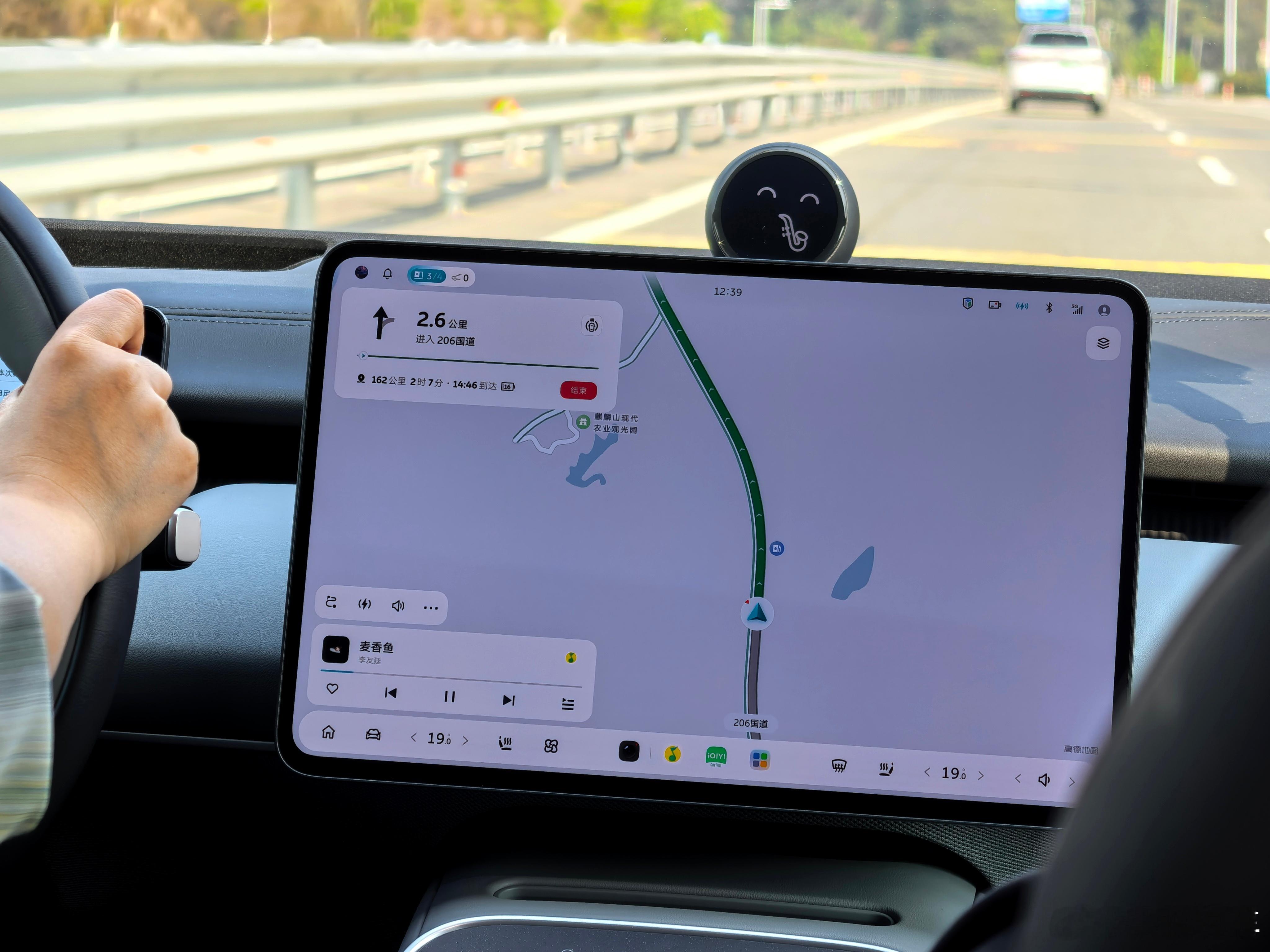 准备打道回杭州咯！先拐去换电站给蔚来ET5T 补个电，吃口饭就出发，这一路满眼绿