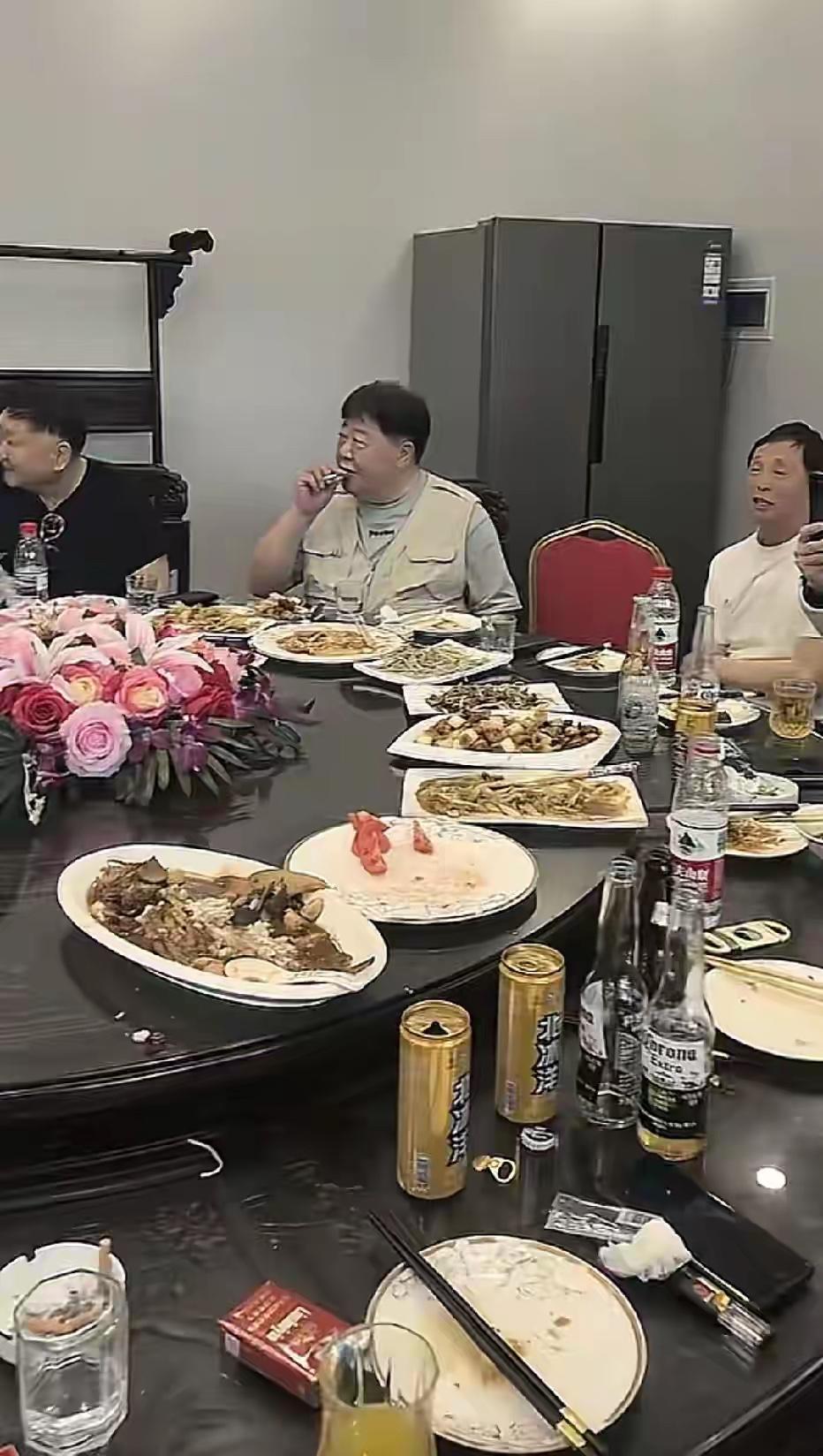 中间这个大佬是谁？抽着烟，貌似很厉害的样子