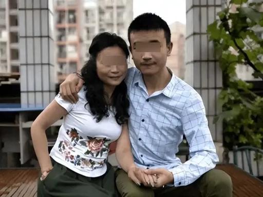 重庆23岁小伙谭万平（化名），当年为娶46岁离异带娃的李良友（化名），跟家里闹到