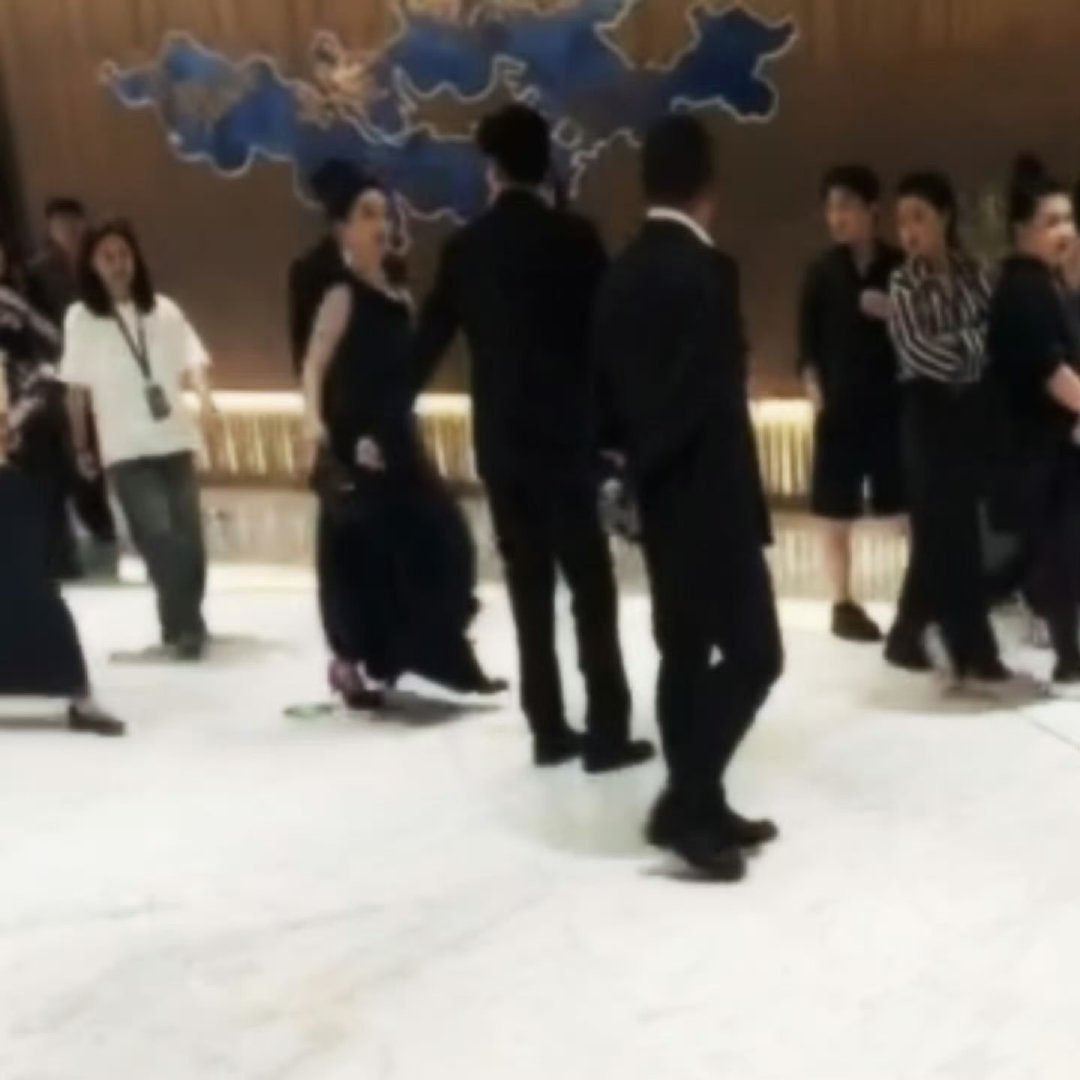 杨紫小跑过去拥抱胡歌杨紫胡歌后台拥抱 杨紫小跑过去拥抱胡歌！最好的师徒🫶 
