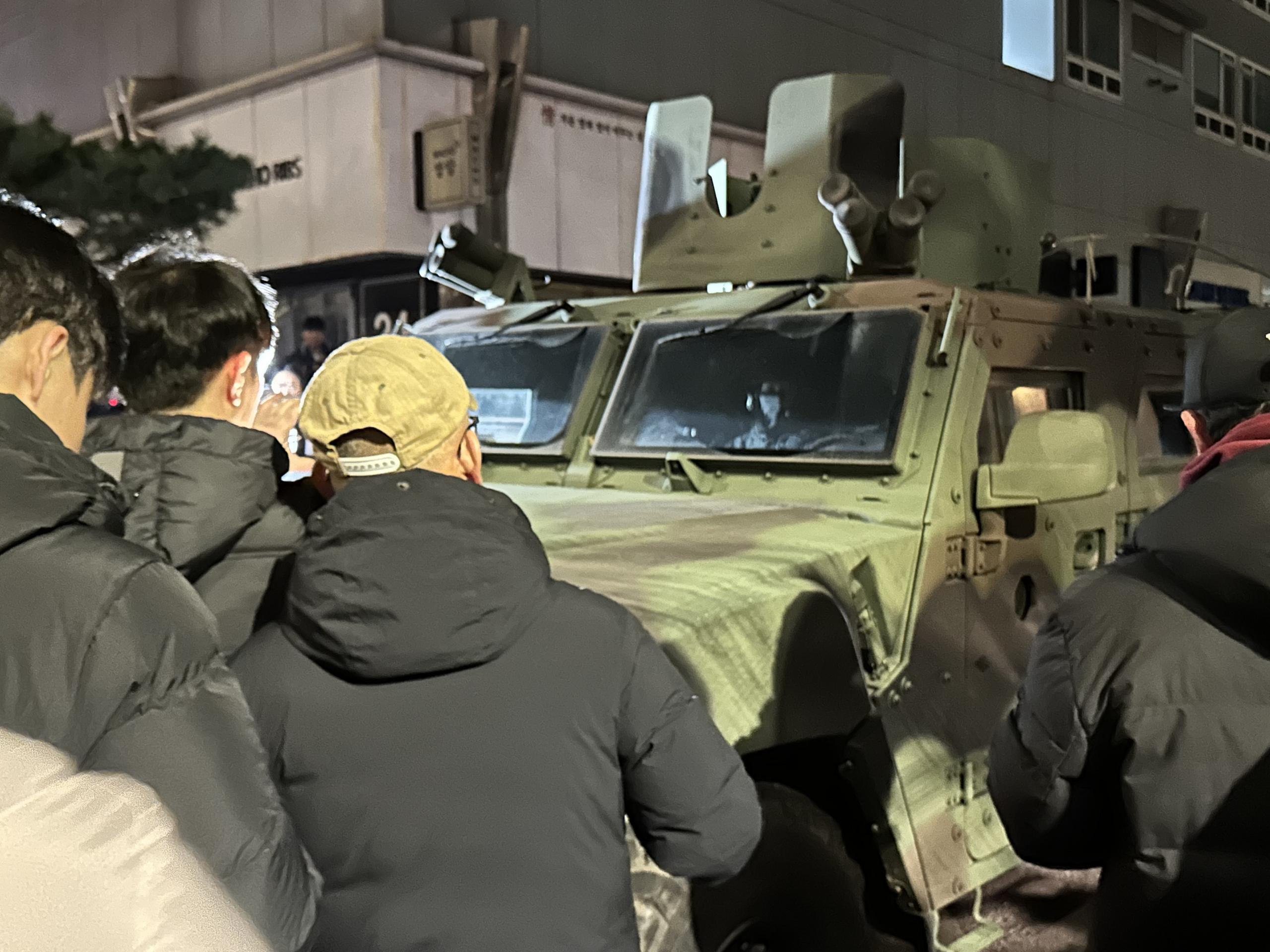 1年前的今天，2024年12月4日，韩国国会投票宣布解除戒严令金建希出庭受审被搀