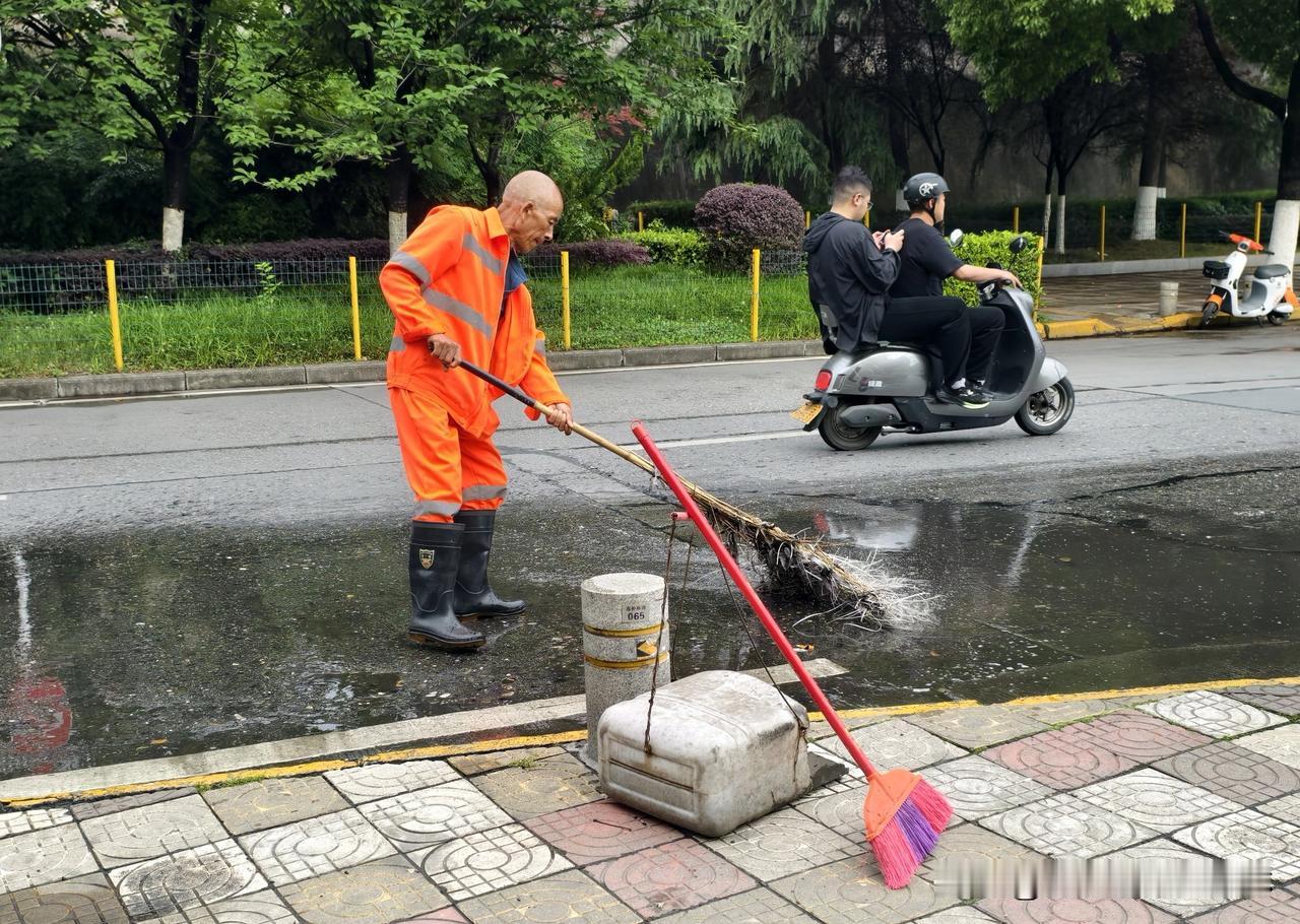 分享近期的随拍今早去金州广场锻炼，走到快拐弯的地方，就发现这个积水地面，一位环卫