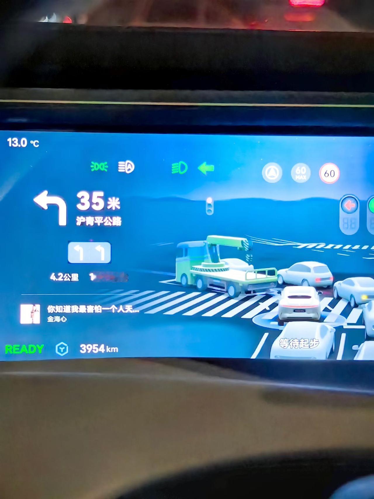 被这智驾画面效果震了。工程车，还有后面的阿维塔11…

还是晚上行车。道路素描能