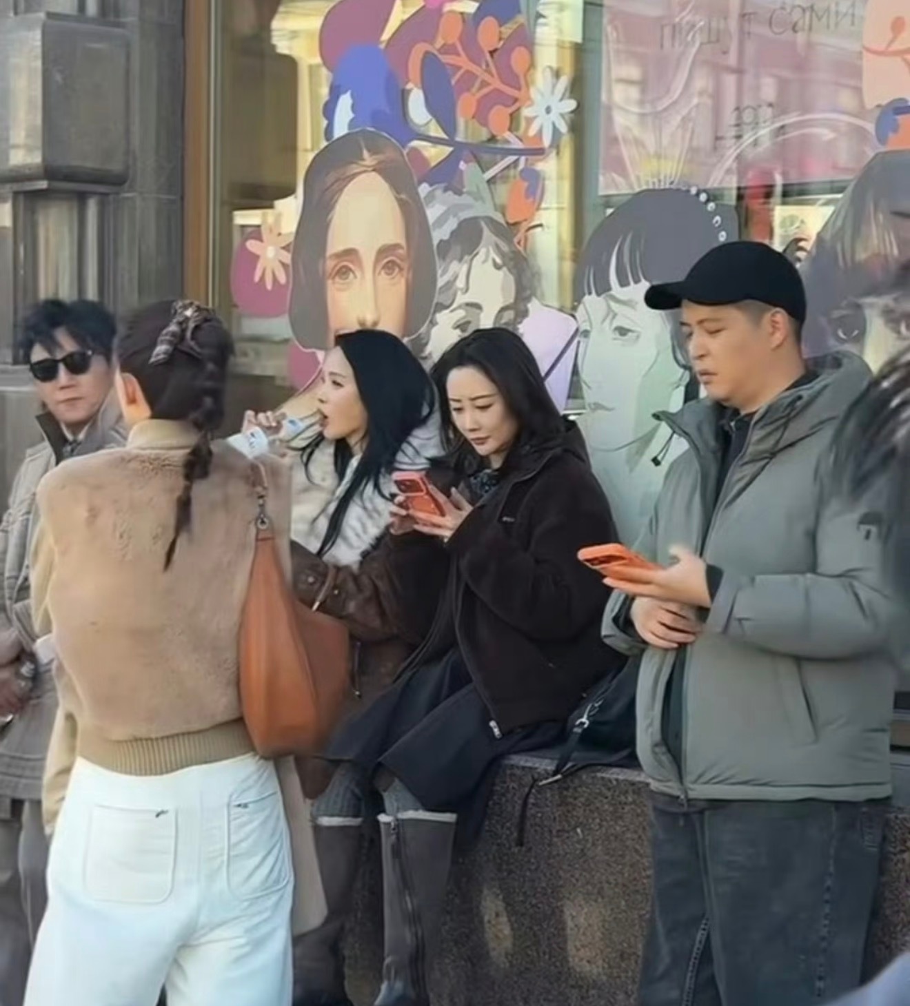 特别搞笑那天刷到付辛博开机后回京的帖子有人就问怎么刚开机就回去了，评论说应该是前