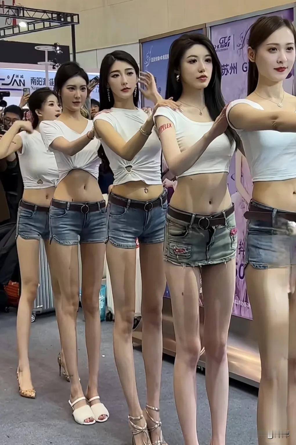 和小龙鼠在一起车顶女神小乌苏也要靠后站。
