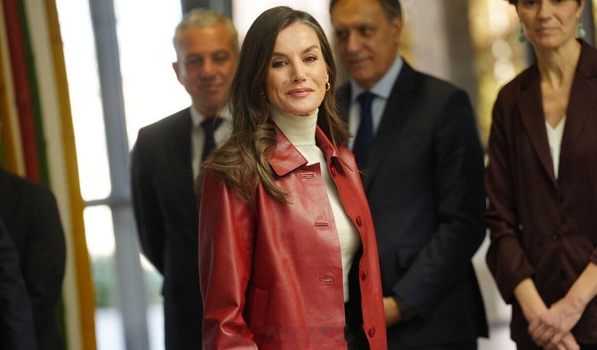 12.3 西班牙王后莱蒂齐亚出席颁奖礼，皮衣来自mango 