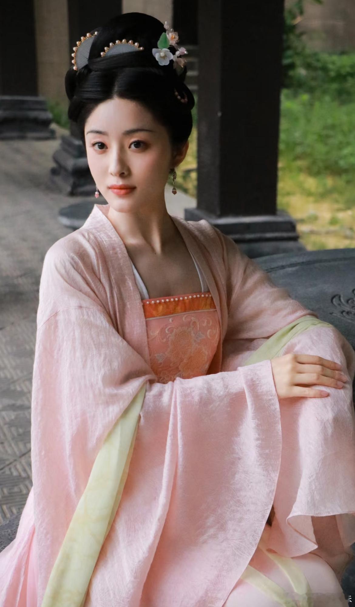 锦绣安宁这个沈姑娘发型可真好看啊，衣服配色也美。 ​​​