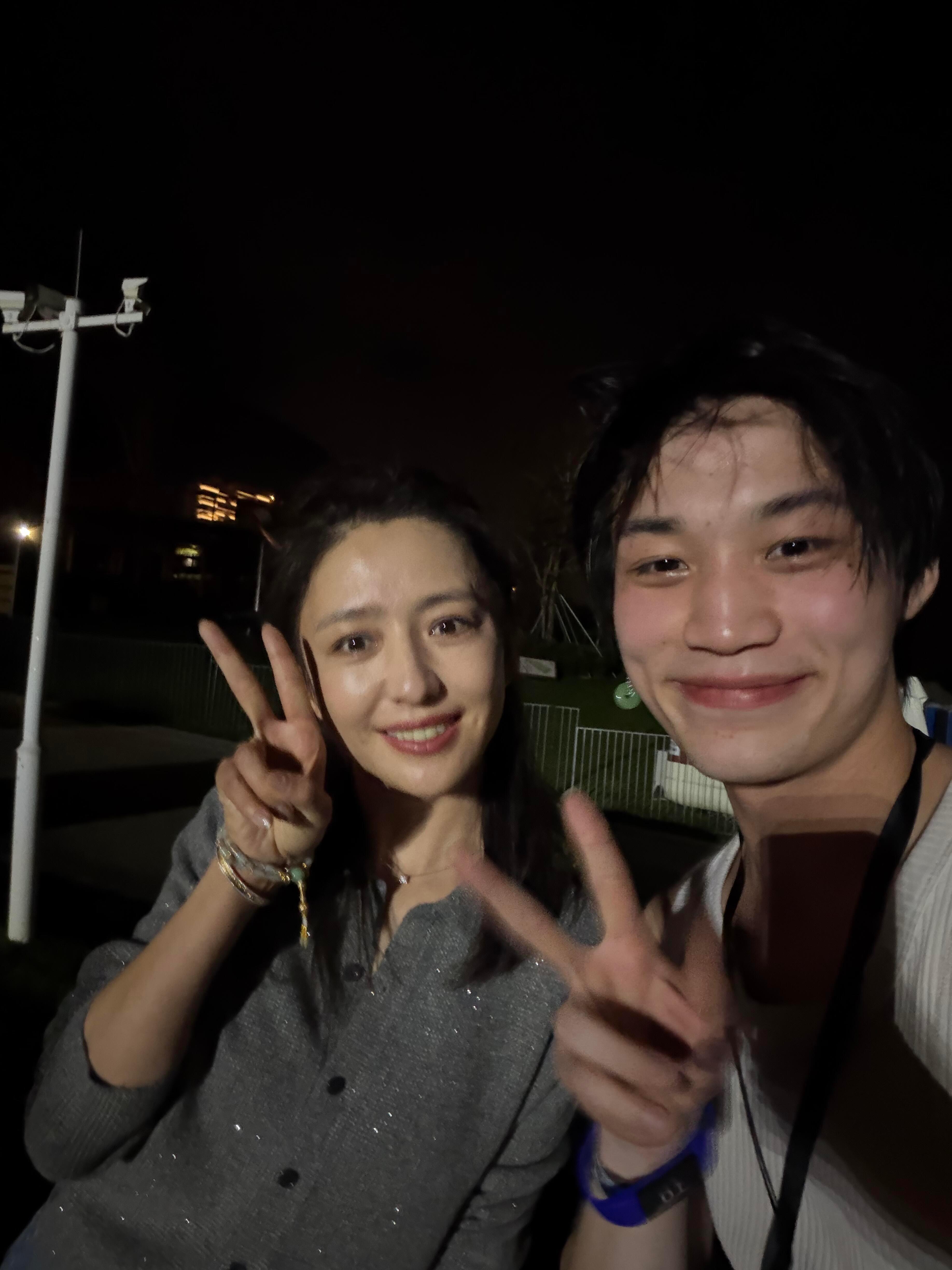 网友在三亚和丫丫和金晨合照啦！ 