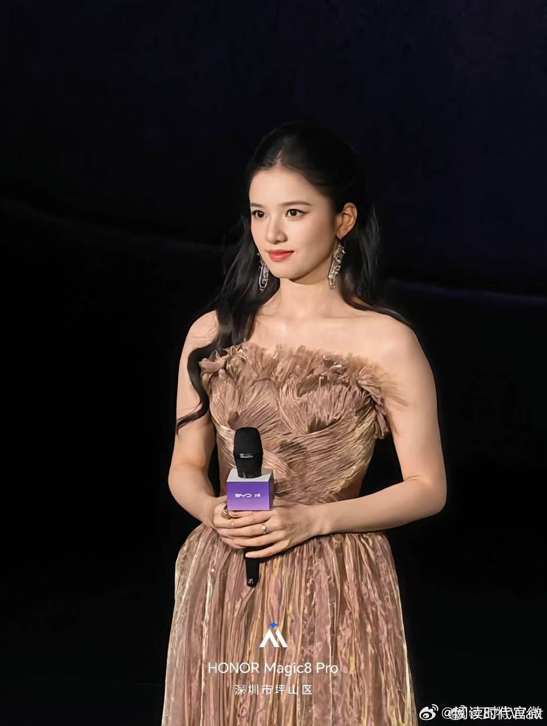 张婧仪这图太生了张婧仪生图太扛打了 绝对的美貌面前，真的是扛得住任何的镜头，张婧