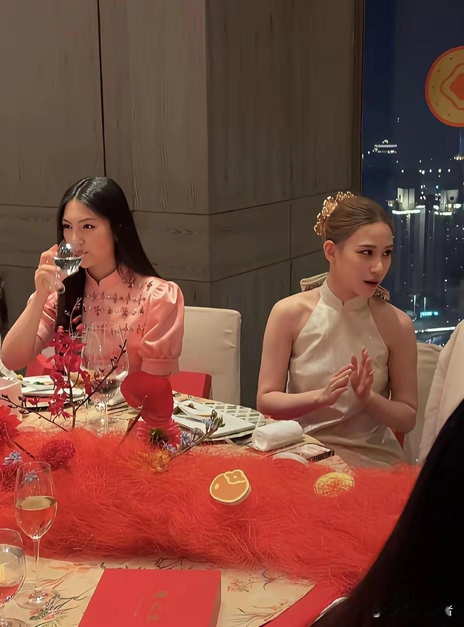 何超莲太失败了，竟然没有王诗龄的气场大，更没有王诗龄成熟。
何超莲比王诗龄大18