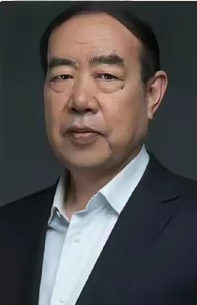 贾平凹老师是我佩服与敬仰的人 之一。
喜欢他的小说，喜欢他的散文，进而崇敬他这个