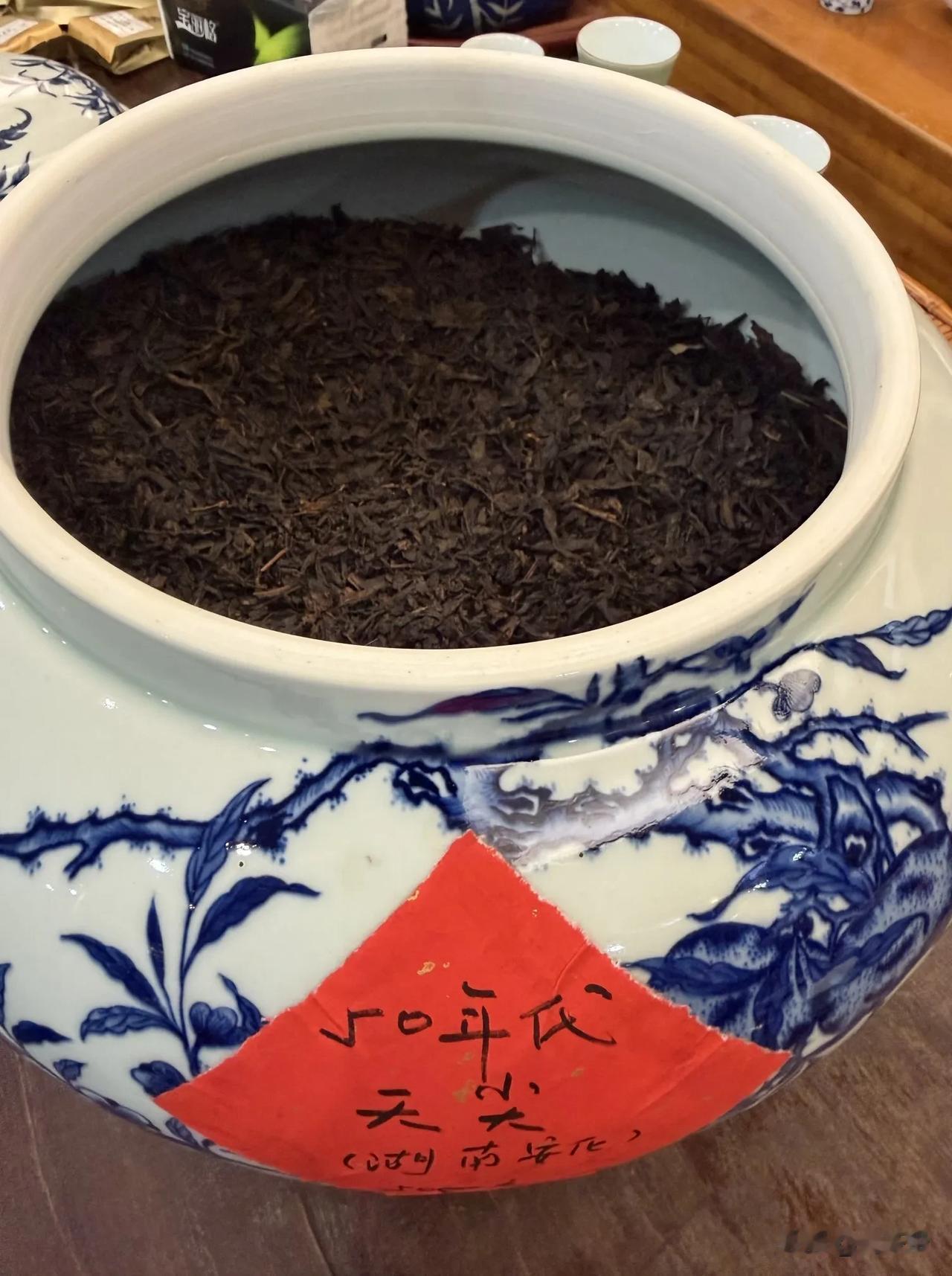 深夜茶局，主角是50年代的安化天尖，头泡洗茶，二泡出真味，汤感厚滑如米汤，陈韵深