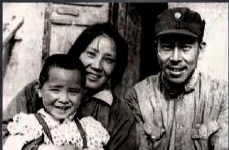 1962年，黄春光考入西安军事电信工程学院。受特殊历史时期影响，学业进程受阻，直