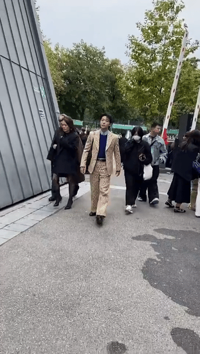 张晚意华伦天奴大秀，老天爷不仅赏土吃还差点用土给他埋了#张晚意看秀生图# ​​​