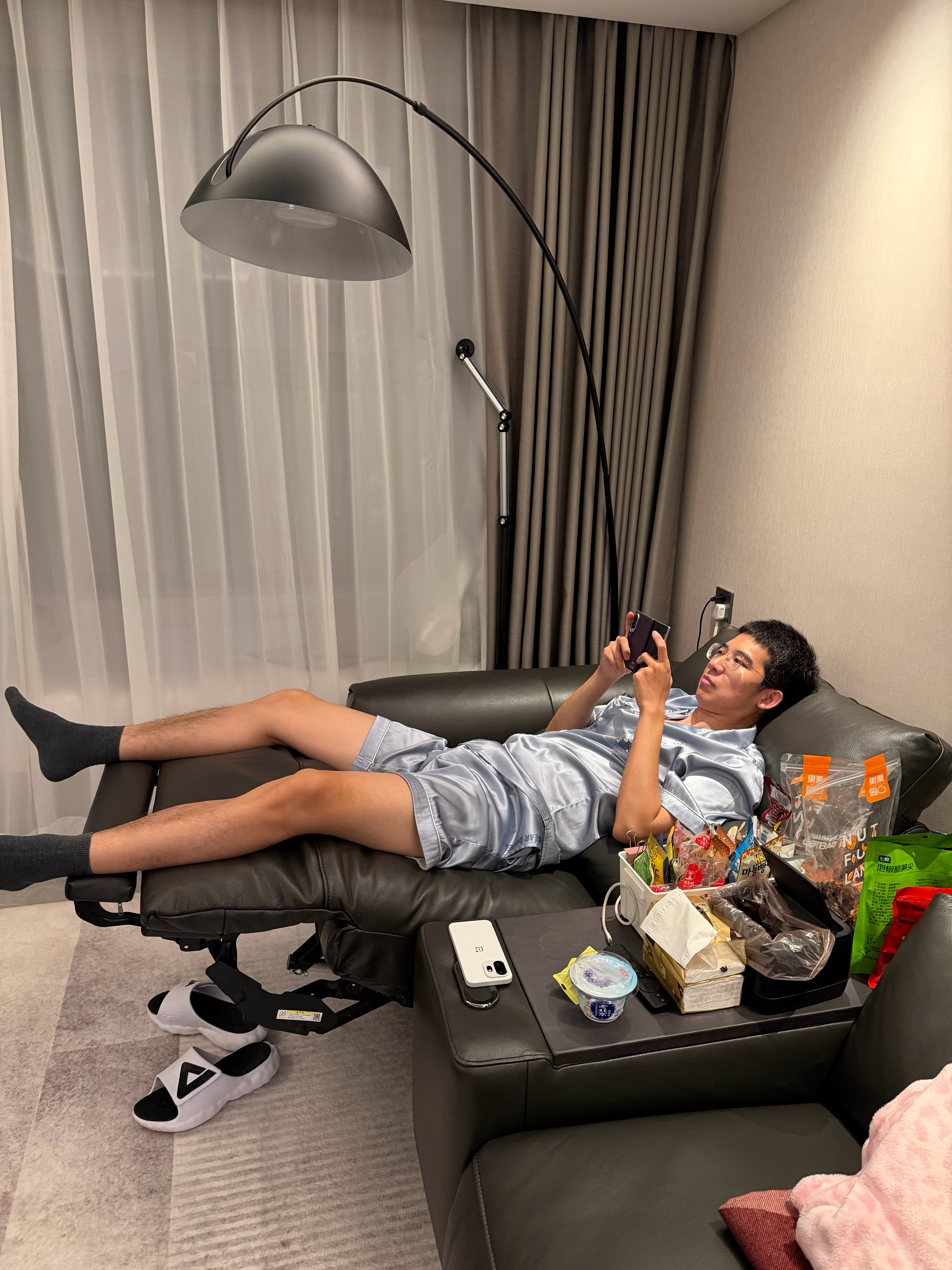 不得不说，这个零重力沙发是真不错，现在回家吃完饭就过来零重力玩游戏，再坐普通沙发