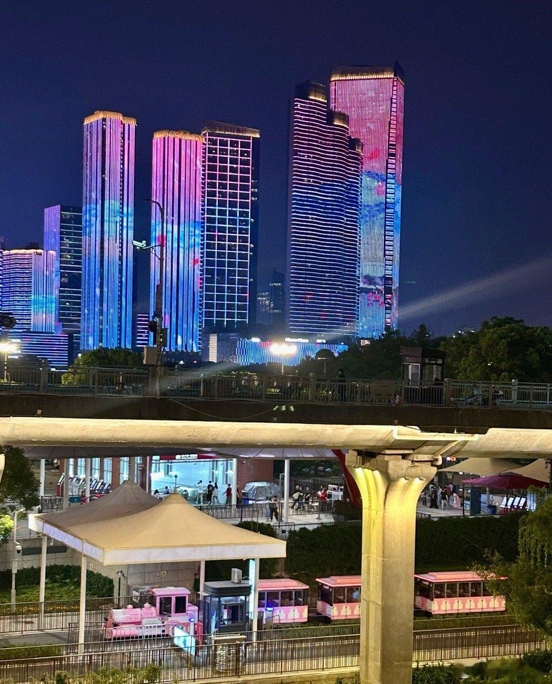 龙头停牌核查！明天A股怎么看？1. 高标龙头停牌，短线情绪偏空12连板、涨幅超2