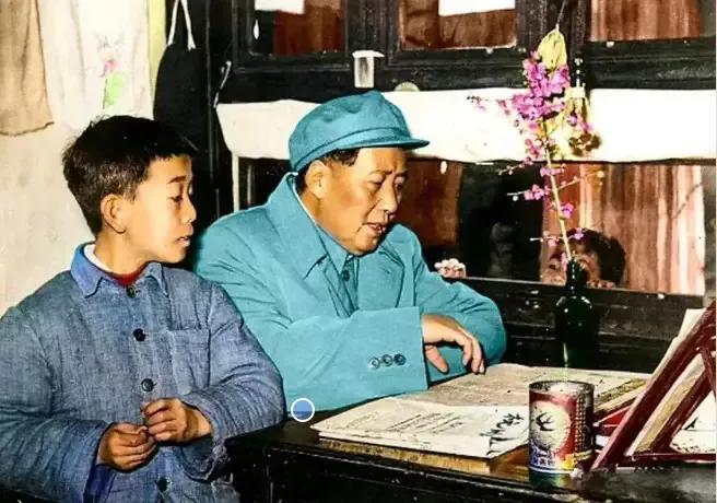 幸运的小孩子，你知道身边的人是谁吗，你聚精会神的看着他老人家的样子，你应该叫一声