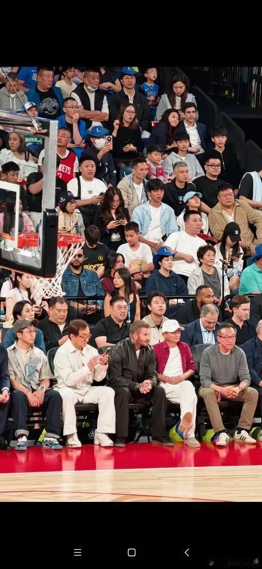 泡泡玛特创始人王宁在昨天的NBA中国赛中，距离阿里创始人马云只有两个座位，中间隔