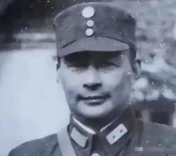 在胡宗南麾下，有一个团长叫徐保。此人嗜赌成性。一次，他领回全团军饷后，竟一夜输光