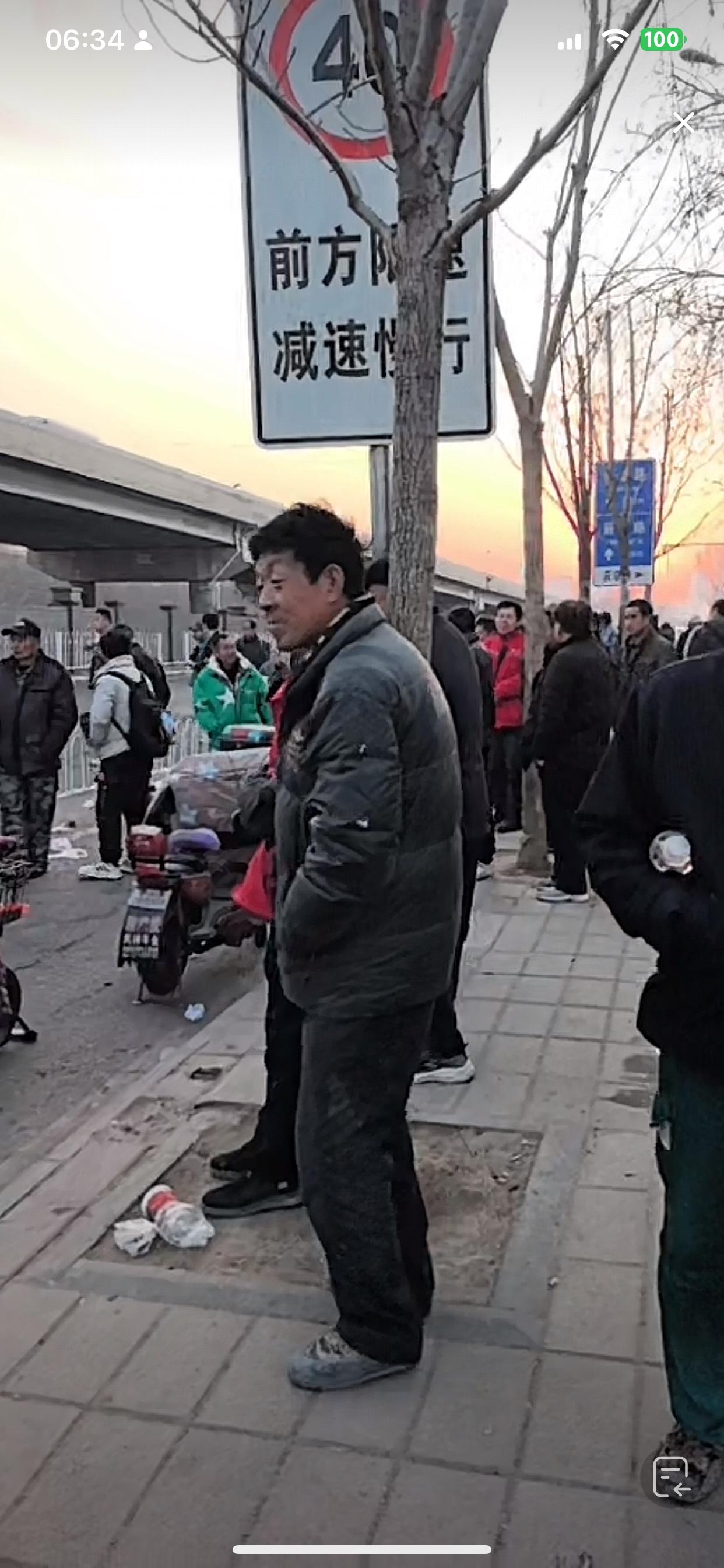 当你觉得自己不如意的时候，就去看看凌晨的劳务市场。心情不好的时候，也去看看凌晨三