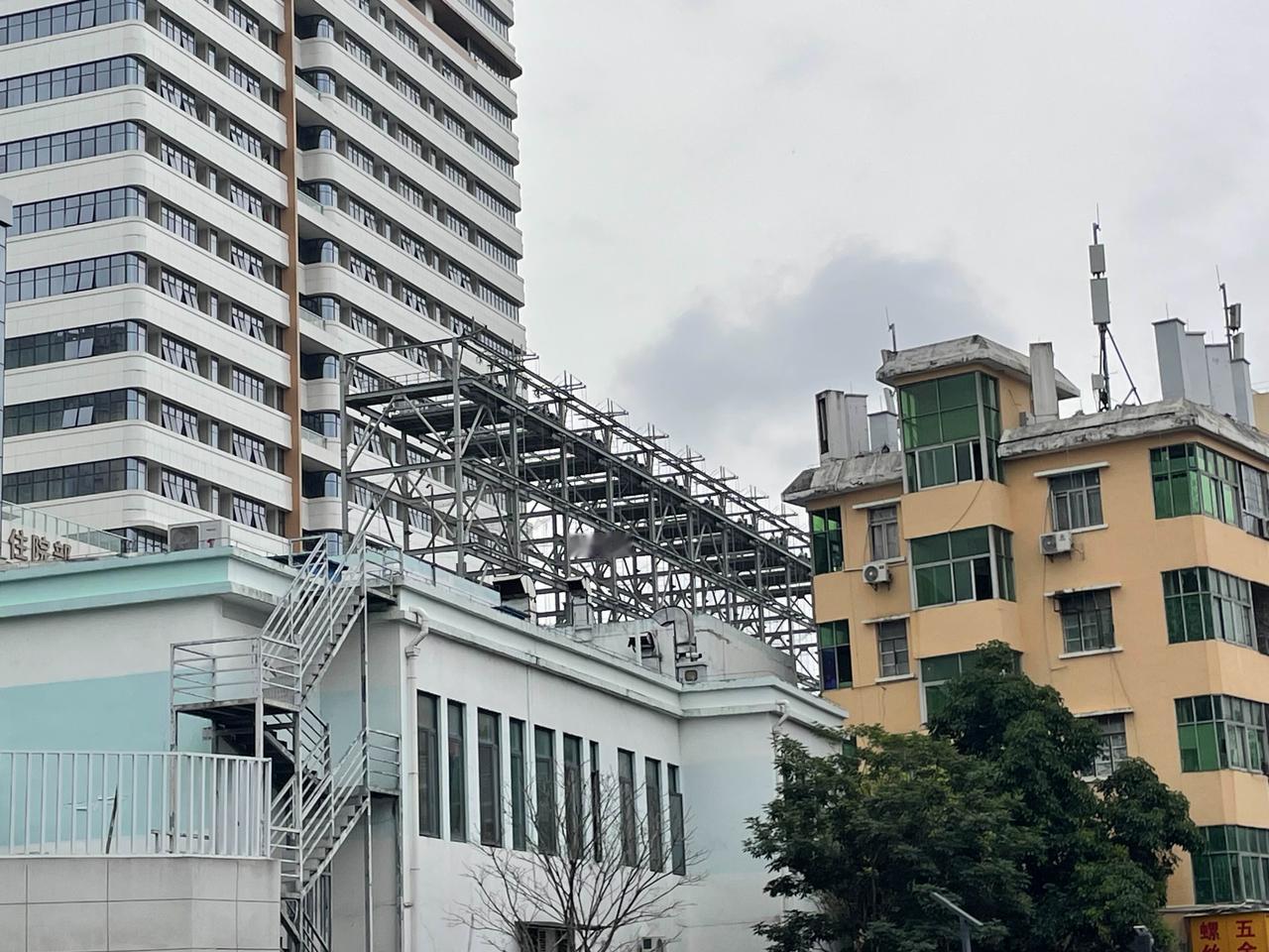 这些铁架停车场装那么高？谁敢把车往上停？