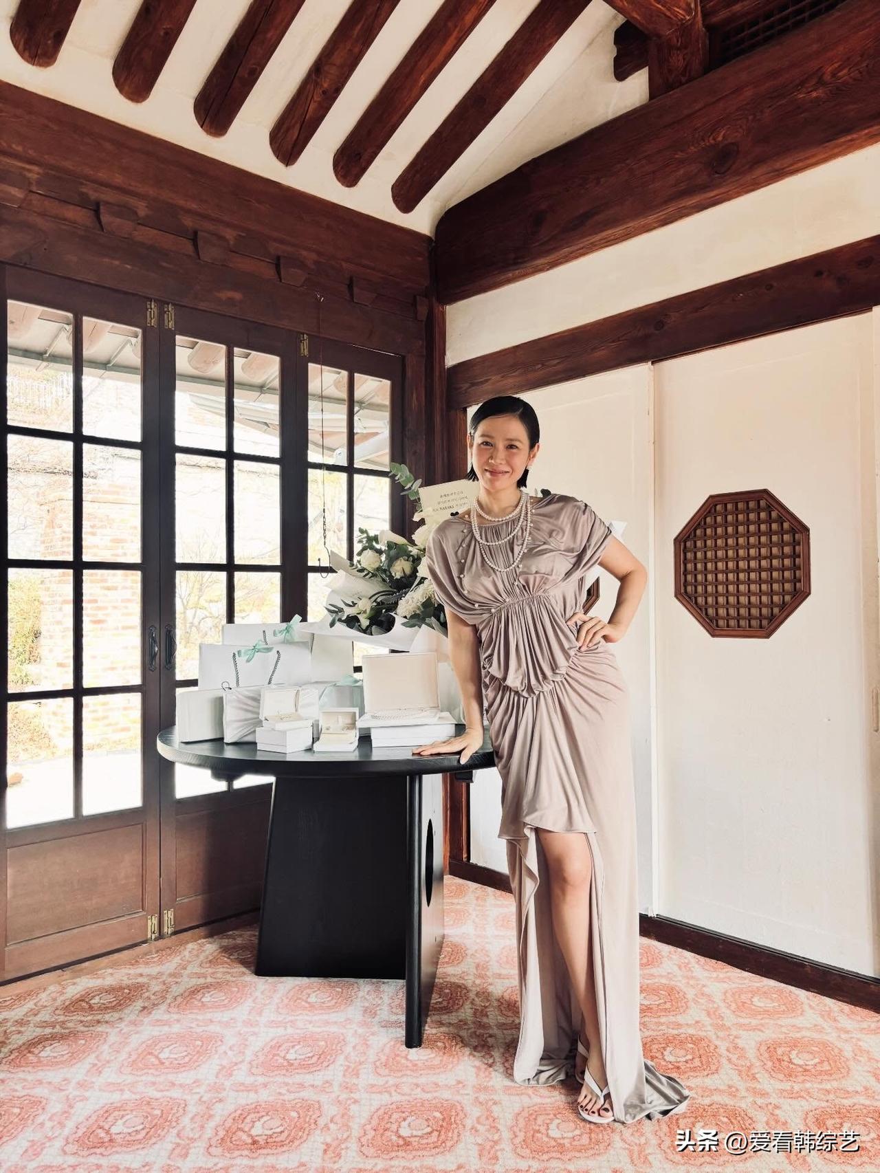 8日，演员孙艺珍在自己的Instagram上传了多张照片。照片中，孙艺珍一头齐下