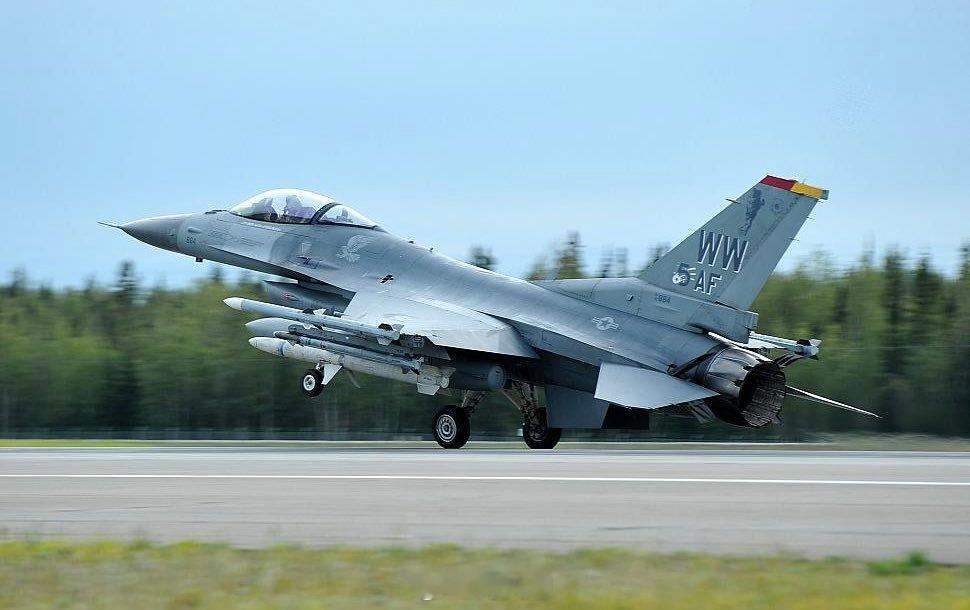 驻扎在日本北部三泽空军基地的美国空军第35战斗机联队第13战斗机中队的六架F-1