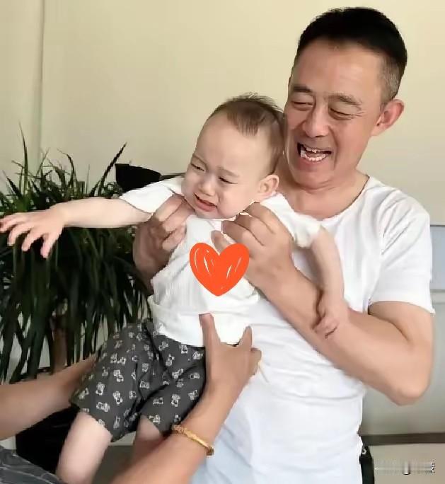 娱乐圈最让人看不透也最唏嘘的男演员，当属侯勇。

年近五十八的年纪，本该安稳养老