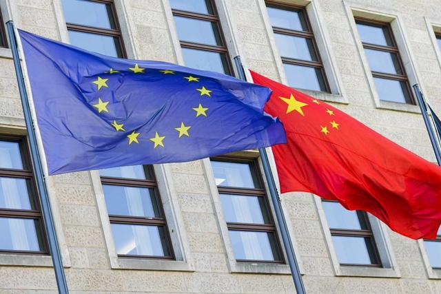 中国与欧盟的关系是复杂且多面的。从积极方面看，今年上半年，中国与欧盟货物贸易总额