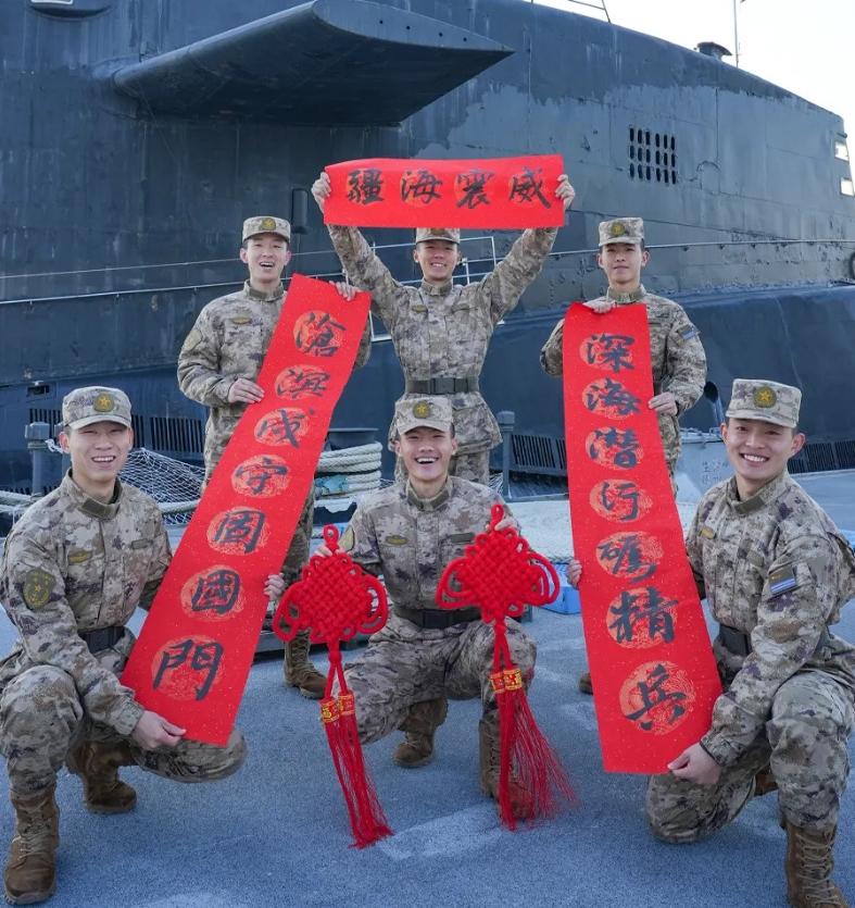 在新春即将来临之际，北海舰队潜艇浮出水面来给大家拜年了！此次出镜的是092型弹道