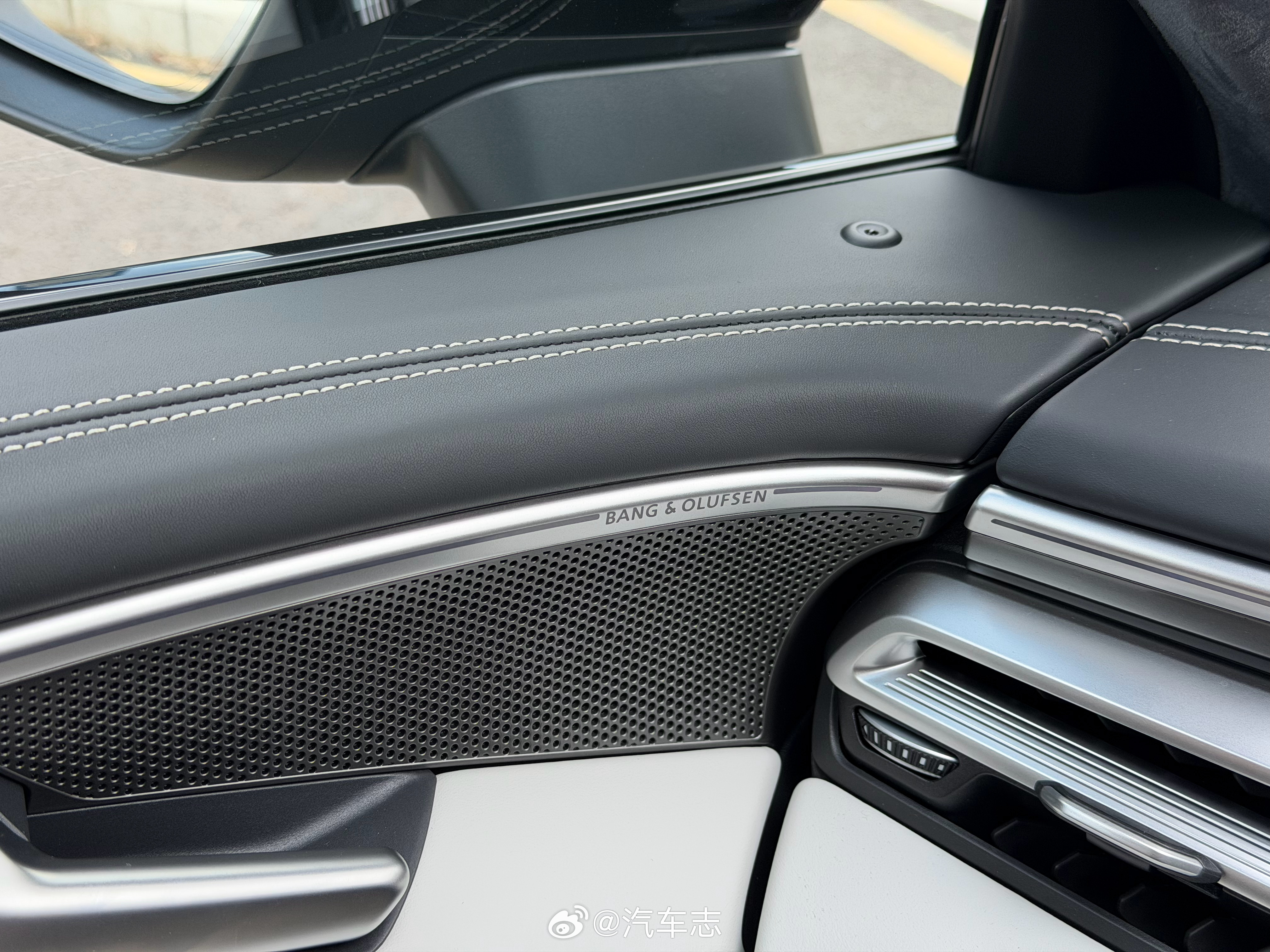 以往只会在奥迪旗舰A8出现的配置，现在一次性出现在一台A6L上，时代不一样了，但