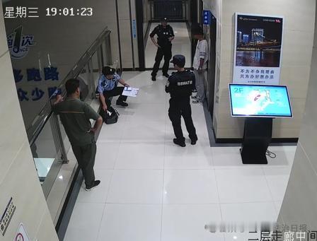 胆大包天啊！俩小伙竟溜进政务大厅偷偷装诈骗设备，就为诈骗时来电能伪装成政务大厅号