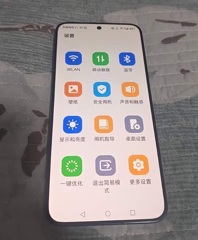 荣耀Power2的电池容量达到10080毫安，这在手机中是非常罕见的，对于重度使