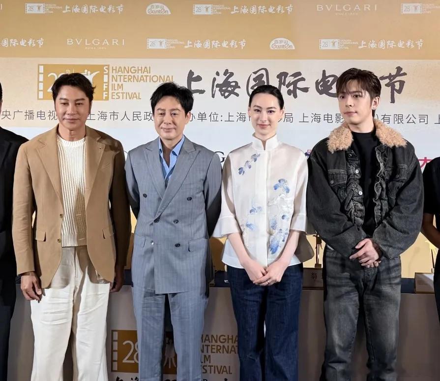 梁洛施和张颂文、谭耀文现身上海，宣传新电影！她这是复出后的第二部戏了，第一部是她
