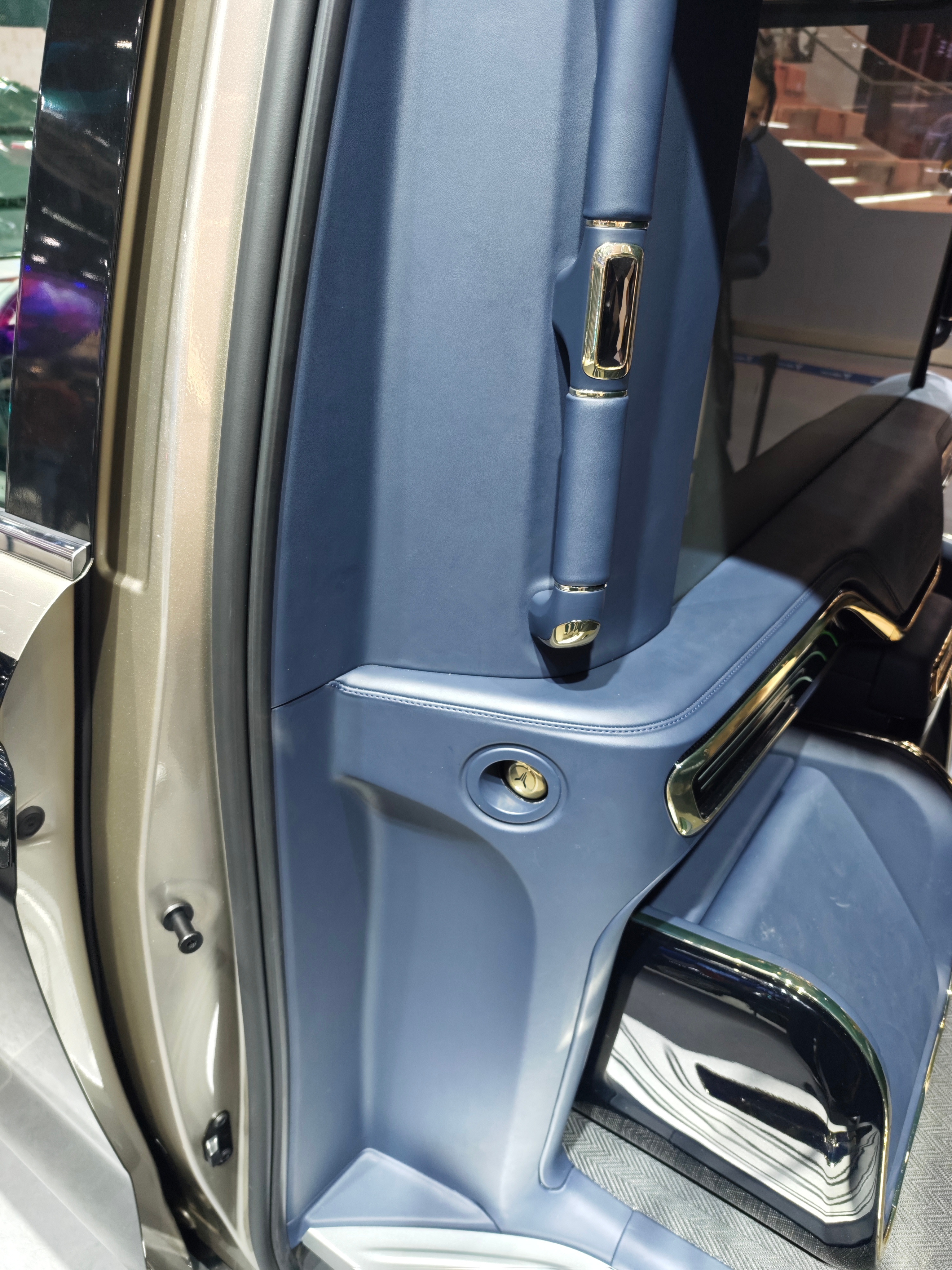 岚图梦想家山河七十万，也有个豪华的标签，这边有个定制伞，质感不错